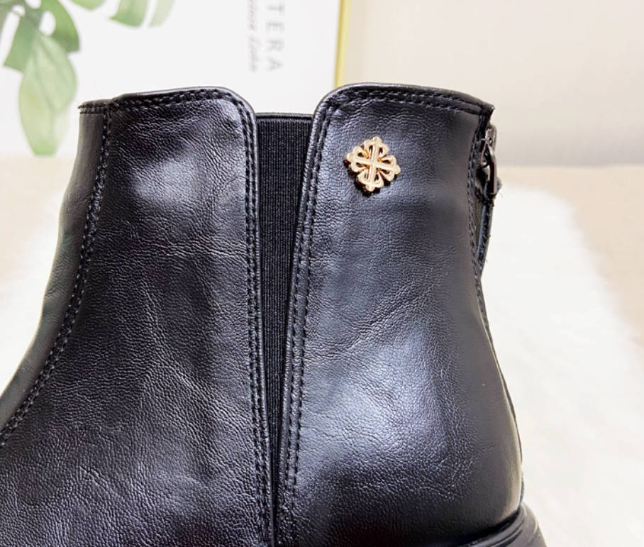 Black Retro Leather Simple Wide Toe Elastic Soft Sole Plush Boots