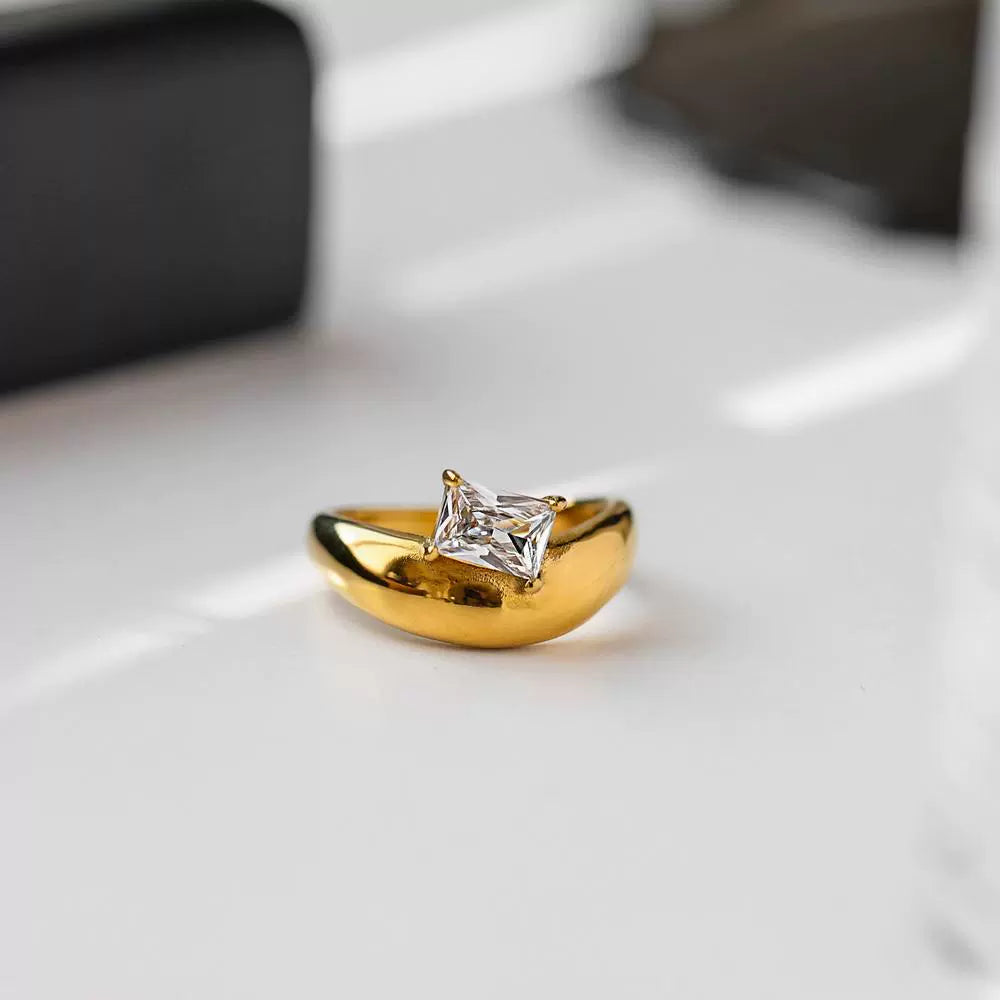 Vintage Women 18K Gold Square Diamond Elegant Ring